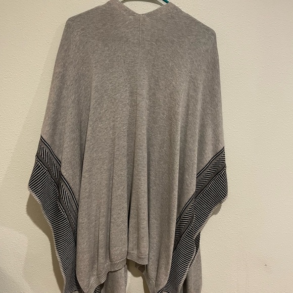 Chico’s Gray with Gray and Black print Trim Wrap. Size OS - Picture 2 of 5